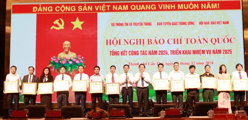 Trưởng Ban Tuyên giáo Trung ương Nguyễn Trọng Nghĩa tặng Bằng khen cho các cơ quan, đơn vị có thành tích xuất sắc trong công tác báo chí năm 2024