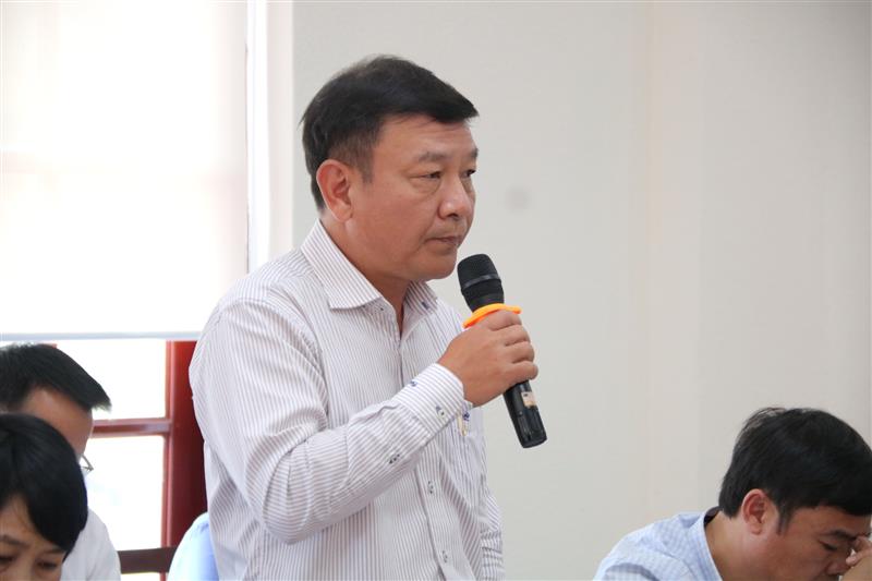 Đồng chí Bùi Thắng - Ủy viên Ban Thường vụ Tỉnh ủy, Trưởng Ban Tuyên giáo Tỉnh ủy trao đổi tại buổi làm việc.