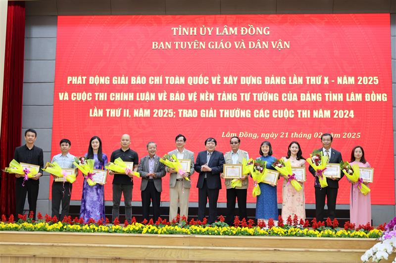 Đồng chí Nguyễn Vĩnh Phúc - Hiệu trưởng Trường Chính trị tỉnh và đồng chí Hoàng Liên - Chủ tịch LĐLĐ tỉnh trao hoa và Giấy khen cho các tác giả, nhóm tác giả có tác phẩm chất lượng tham gia giải thưởng sáng tác, quảng bá tác phẩm văn học, nghệ thuật và báo chí về chủ đề “Học tập và làm theo tư tưởng, đạo đức, phong cách Hồ Chí Minh” Đợt II, giai đoạn 2021-2025