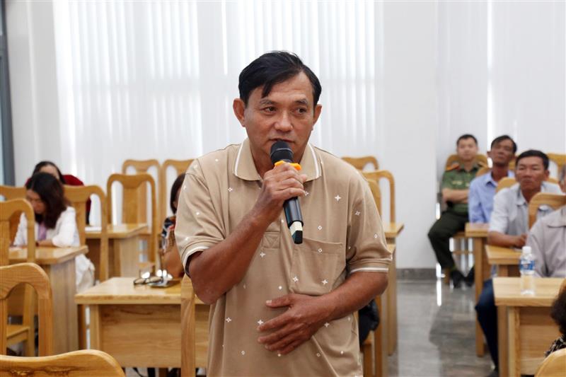 Cử tri phường Phan Thiết nêu ý kiến tại hội nghị. Ảnh tư liệu