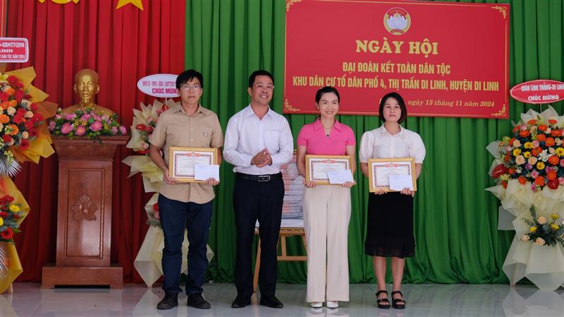 Tặng giấy khen cho các hộ gia đình tiêu biểu