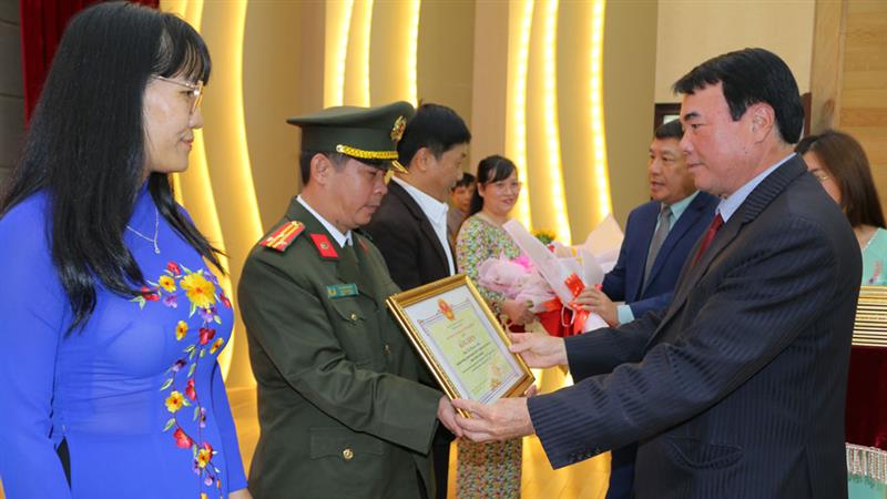Đồng chí Bùi Thắng - Ủy viên Ban Thường vụ, Trưởng ban Tuyên giáo Tỉnh ủy, Phó Trưởng ban Thường trực Ban Chỉ đạo 35 tỉnh và đồng chí Phạm S - Phó Chủ tịch UBND tỉnh, Phó Trưởng Ban Chỉ đạo 35 tỉnh trao tặng hoa và bằng khen của Chủ tịch UBND tỉnh cho các cá nhân.