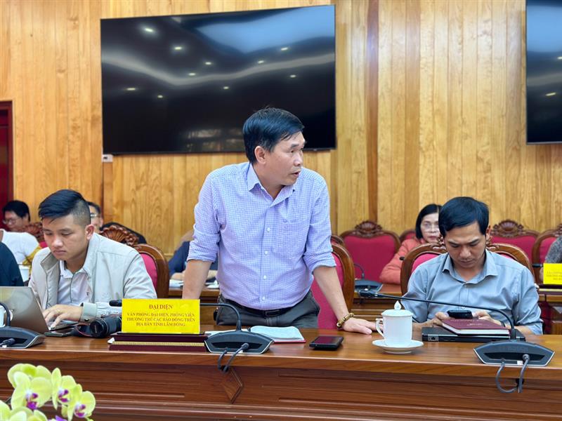 Nhà báo Chu Quốc Hùng - Trưởng đại diện Thông tấn xã Việt Nam tại Lâm Đồng đặt câu hỏi tại Hội nghị.