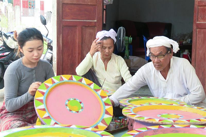Em Thông Thị Tọa Đàm cùng tham gia vào quá trình sản xuất bằng việc vẽ và sơn hoa văn trên mặt mâm cao