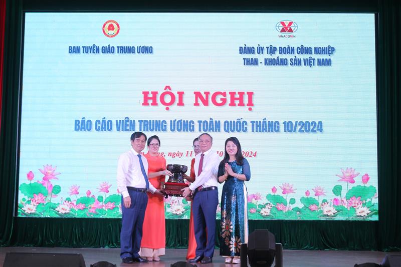 Lãnh đạo Tập đoàn công nghiệp Than - Khoáng sản Việt Nam tặng quà Ban Tuyên giáo Trung ương
