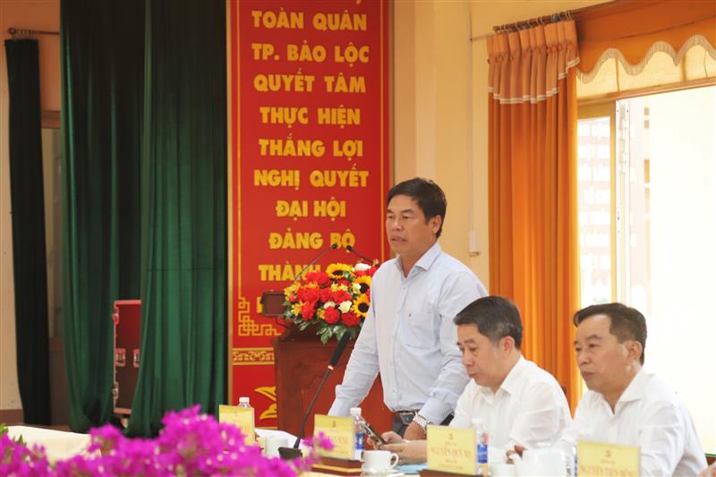 Phó Bí thư Thường trực Thành ủy, Chủ tịch HĐND TP Bảo Lộc Nghiêm Xuân Đức báo cáo tại buổi làm việc