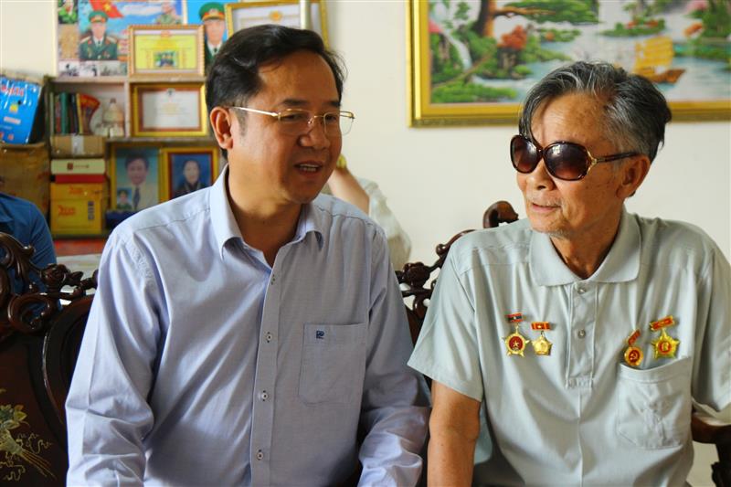 Đồng chí Tôn Thiện Đồng hỏi thăm tình hình cuộc sống, sức khỏe và người thân trong gia đình của các thương binh, bệnh binh
