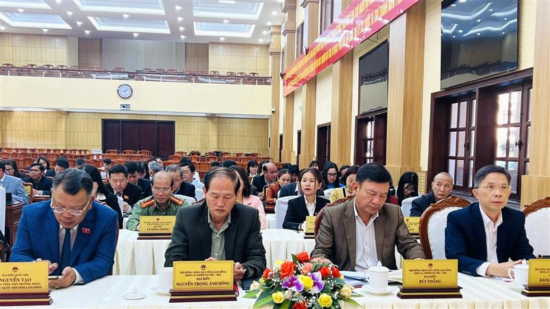 Các đại biểu tham dự kỳ họp.