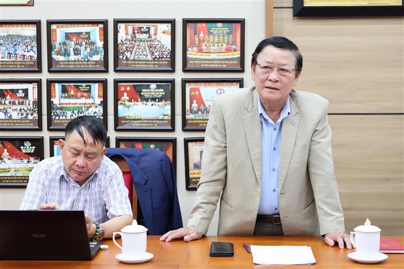 Đại diện lãnh đạo Liên hiệp Các Hội khoa học - kỹ thuật tỉnh trao đổi tại Hội nghị