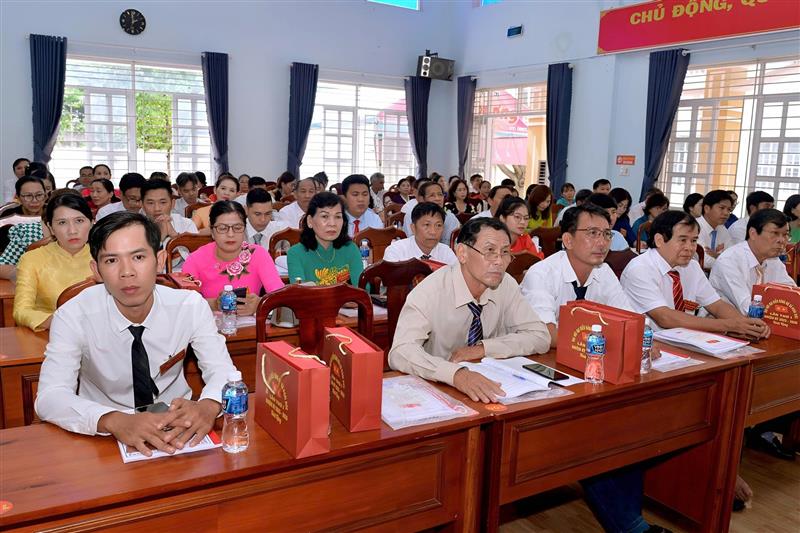 Các đại biểu biểu quyết tại Đại hội