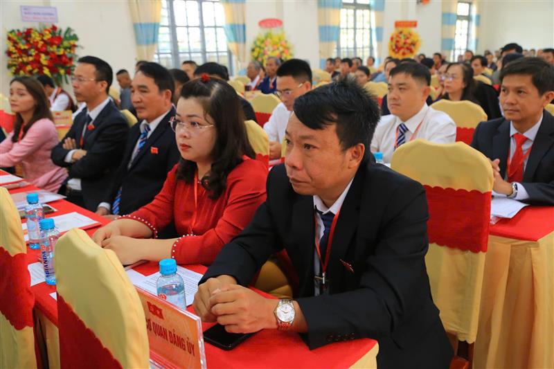 Các đại biểu dự Đại hội Đảng bộ xã Ka Đô