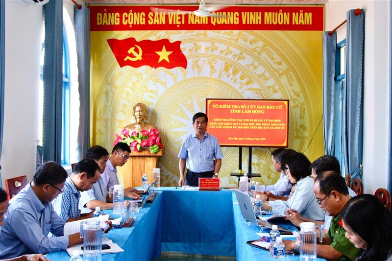 Đồng chí Võ Thanh Bình làm việc tại xã Sơn Mỹ