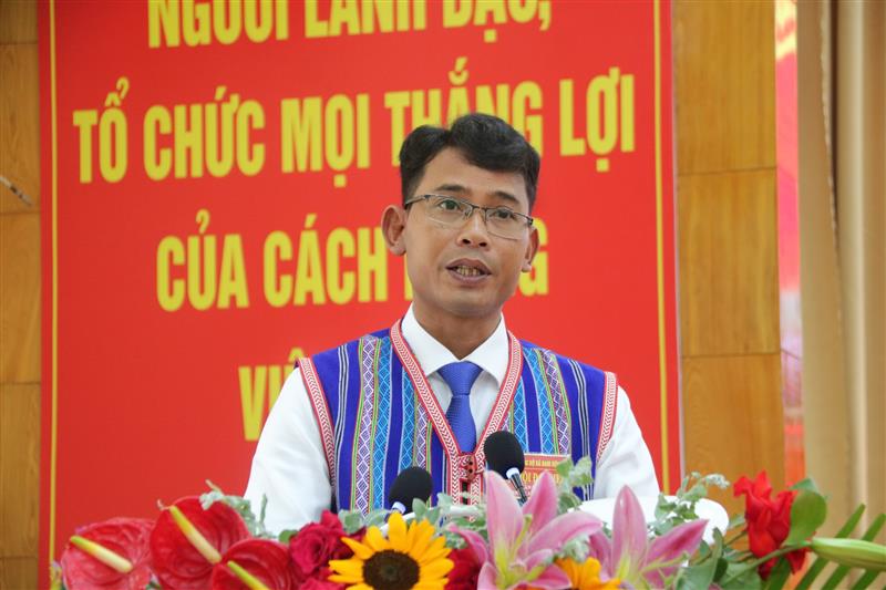 Đồng chí Ndu Ha Biên - Tỉnh ủy viên, Bí thư Đảng ủy, Chủ tịch HĐND xã Đam Rông thông qua chương trình Đại hội