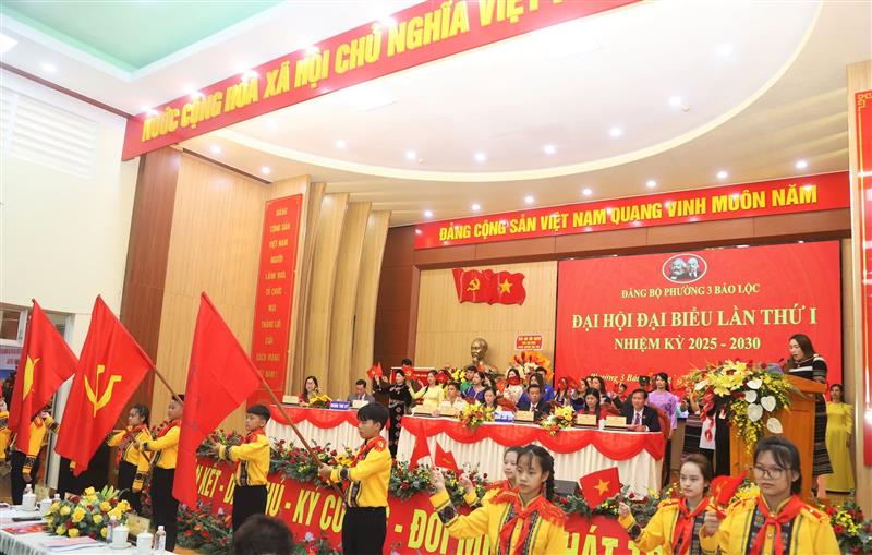 Đoàn đại biểu các tầng lớp Nhân dân và thiếu nhi Phường 3 Bảo Lộc chúc mừng Đại hội