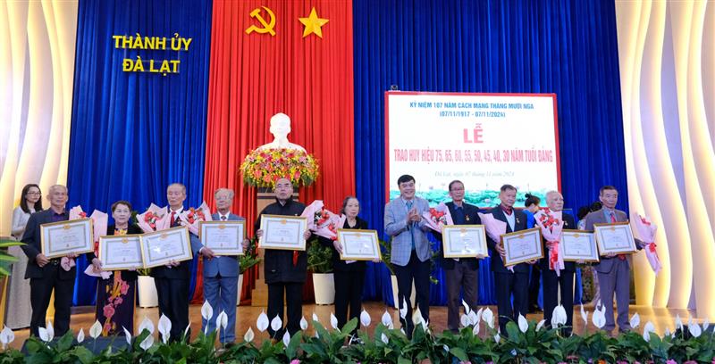 Đồng chí Đặng Đức Hiệp - Uỷ viên Ban Thường vụ Tỉnh uỷ, Bí thư Thành uỷ Đà Lạt trao Huy hiệu 55 tuổi Đảng cho các đảng viên