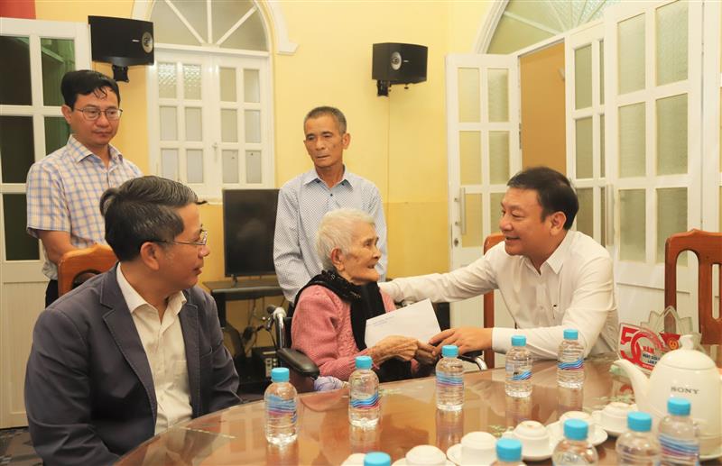Đồng chí Bùi Thắng, Phó Bí thư Tỉnh ủy trao tặng quà tri ân Mẹ Việt Nam Anh hùng Nguyễn Thị Huệ