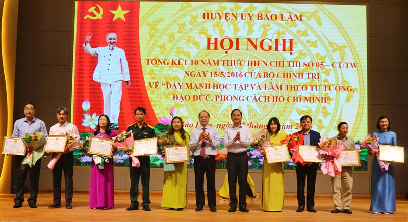 Đồng chí Tôn Thiện Đồng - Trưởng Ban Tuyên giáo và Dân vận Tỉnh ủy và đồng chí Nguyễn Viết Vân - Bí thư Huyện ủy trao giấy khen cho các tập thể