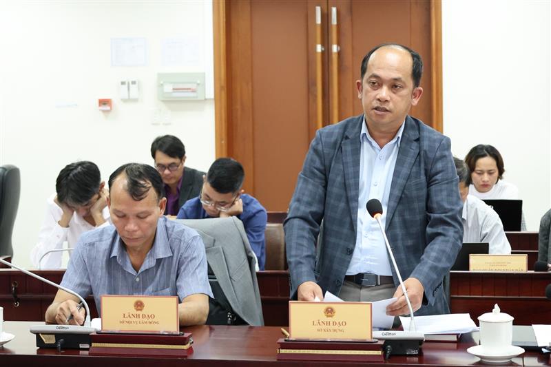 Đại diện lãnh đạo Sở Xây dựng thông tin về công tác quản lý hạ tầng giao thông đường bộ tại một số khu vực bị xuống cấp