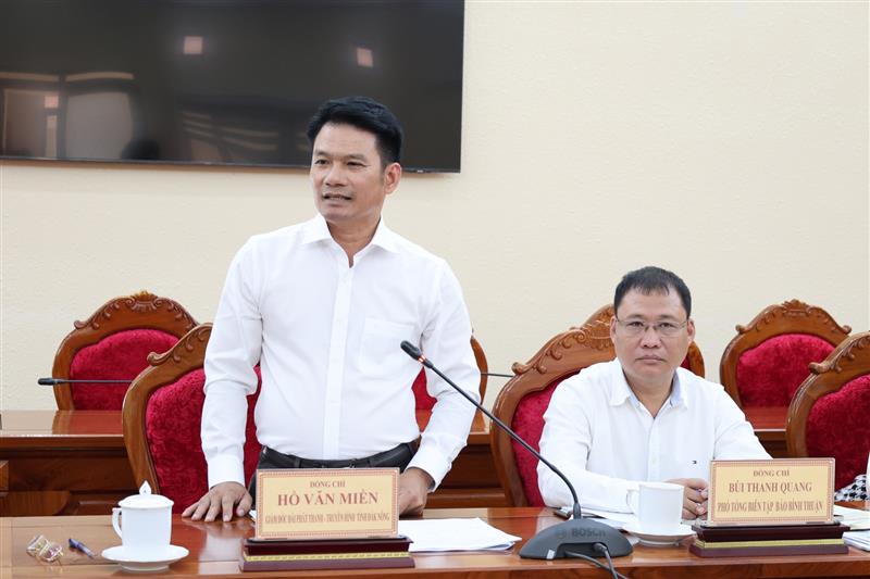 Giám đốc Đài Phát thanh - Truyền hình tỉnh Đắk Nông Hồ Văn Miền trao đổi tại hội nghị