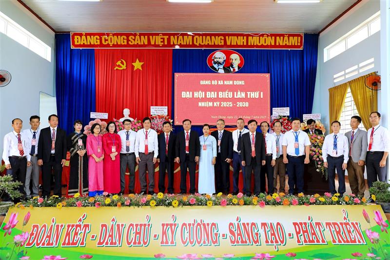 21 đồng chí trong Ban Chấp hành Đảng bộ xã Nam Dong khóa I, nhiệm kỳ 2025 - 2030 ra mắt, nhận nhiệm vụ