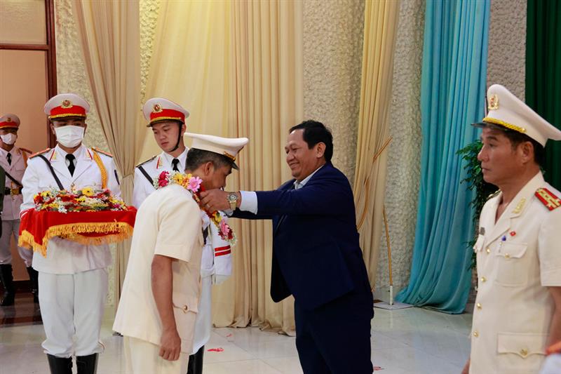 Lãnh đạo tỉnh, Công an tỉnh tuyên dương, trao tặng biểu trưng cho các cá nhân đạt thành tích xuất sắc.