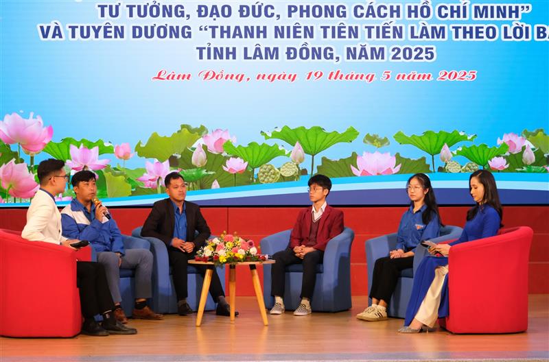 Giao lưu với các đoàn viên, thanh niên tiêu biểu trên các lĩnh vực
