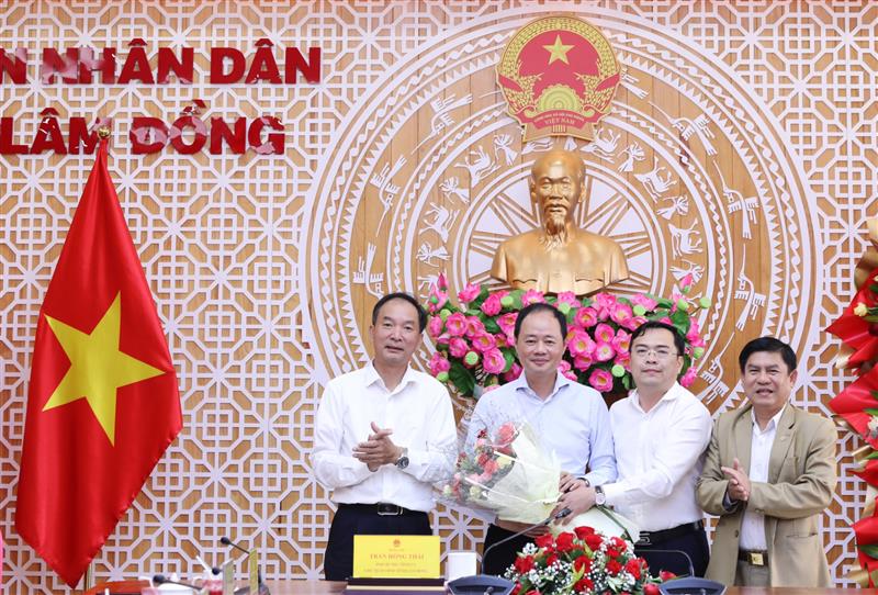 Chủ tịch UBND tỉnh Lâm Đồng Trần Hồng Thái (thứ 2, trái sang) chụp hình lưu niệm cùng các lãnh đạo Văn phòng UBND tỉnh.