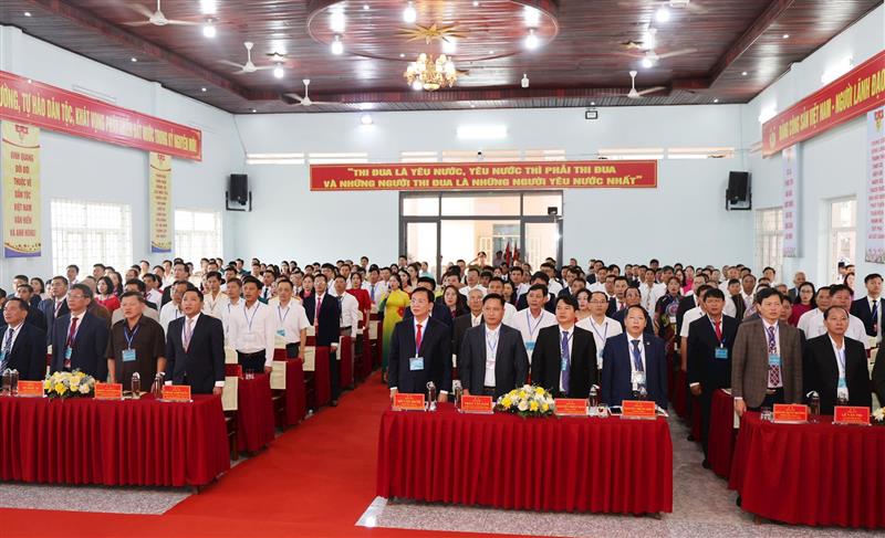 Đại biểu tham dự Đại hội thực hiện nghi thức chào cờ