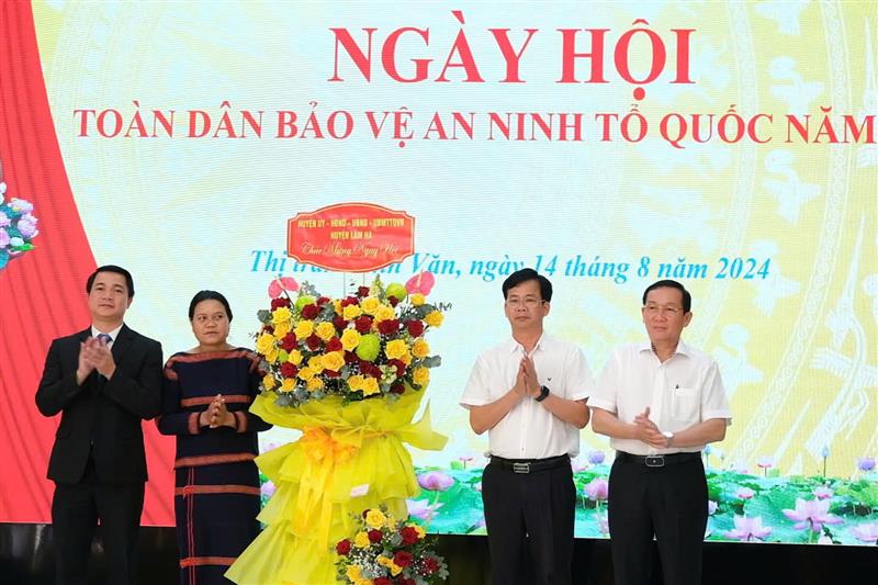 Lãnh đạo huyện Lâm Hà tặng hoa chúc mừng Ngày hội.