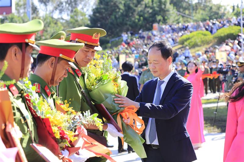 Lãnh đạo tỉnh tặng hoa chúc mừng các đội tham gia Đại hội và Hội thi