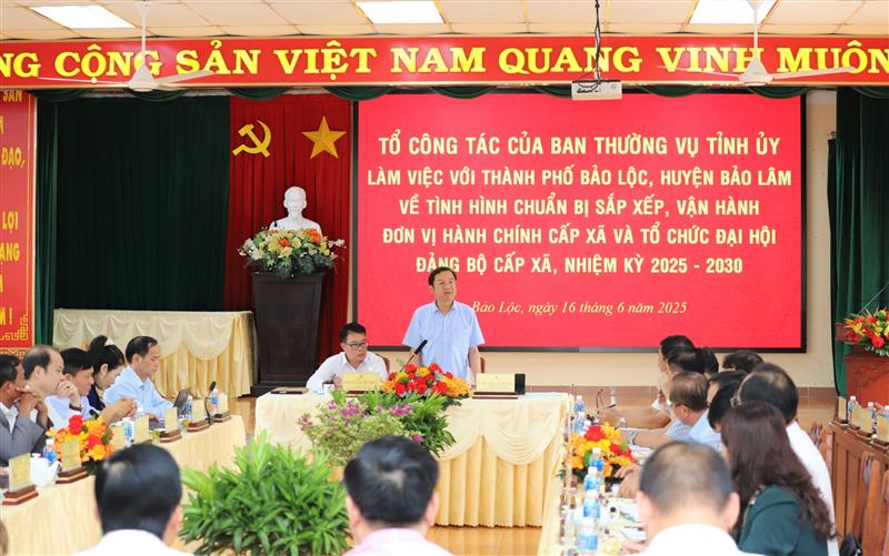 Quang cảnh buổi làm việc