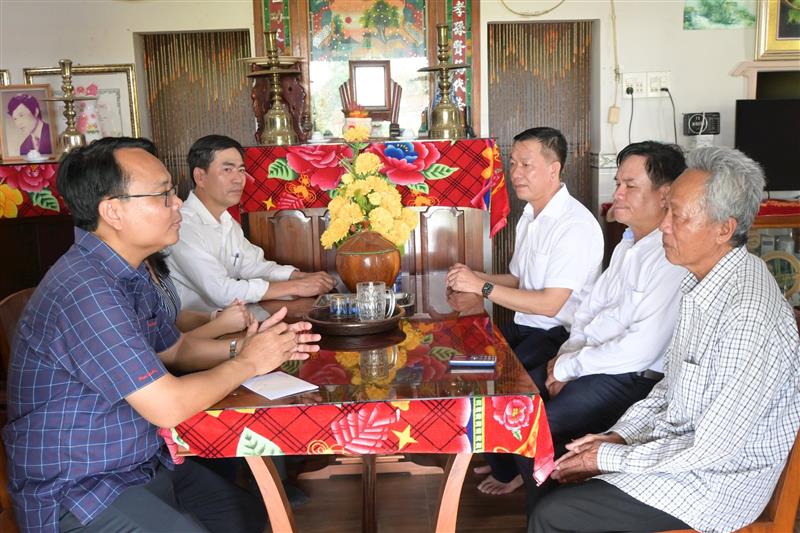 Đoàn đã hỏi thăm, chia sẻ những mất mát mà gia đình đã trải qua.