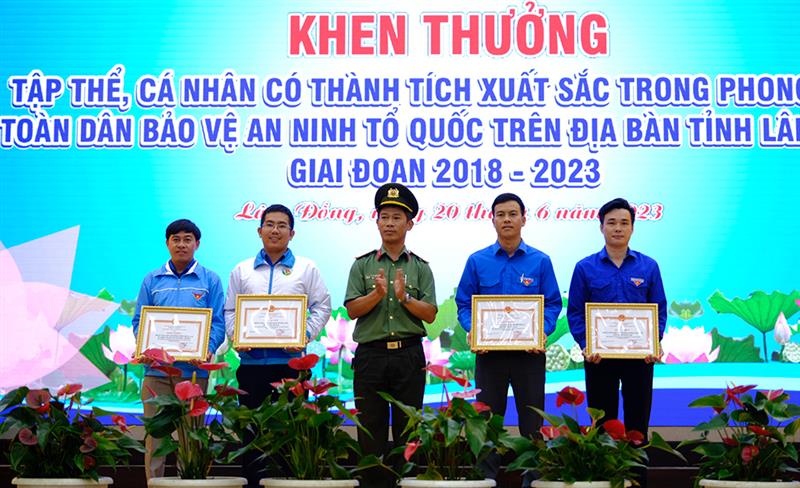 Trao khen thưởng của Giám đốc Công an tỉnh cho các tập thể có thành tích xuất sắc trong Phong trào “Toàn dân bảo vệ an ninh Tổ quốc” giai đoạn 2018 - 2023.