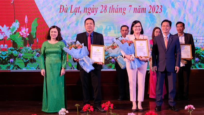 Ban tổ chức trao giải nhì cho 2 đại diện Đội thi số 8 và Đội thi số 4.