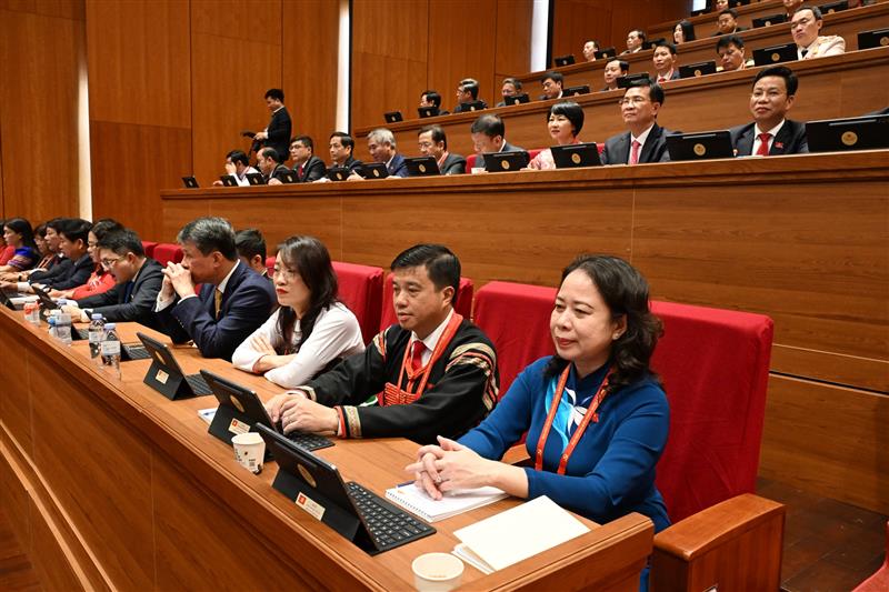 Đồng chí Y Thanh Hà Niê Kđăm, Ủy viên Ban Chấp hành Trung ương Đảng, Bí thư Tỉnh ủy, Trưởng Đoàn ĐBQH tỉnh Lâm Đồng (thứ 2, từ phải qua) tham dự Đại hội