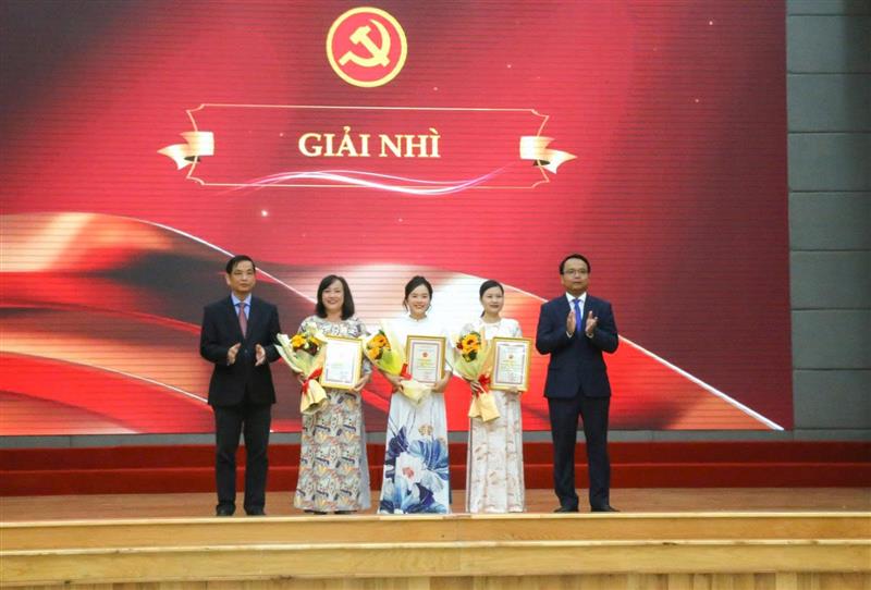 Các đồng chí: Đặng Hồng Sỹ, Phó Bí thư Thường trực Tỉnh ủy Lâm Đồng; Võ Thanh Bình, Ủy viên Ban Thường vụ Tỉnh ủy, Trưởng Ban Tuyên giáo, Dân vận Tỉnh ủy trao giải cho các tác giả đạt Giải Nhì hạng mục không chuyên.