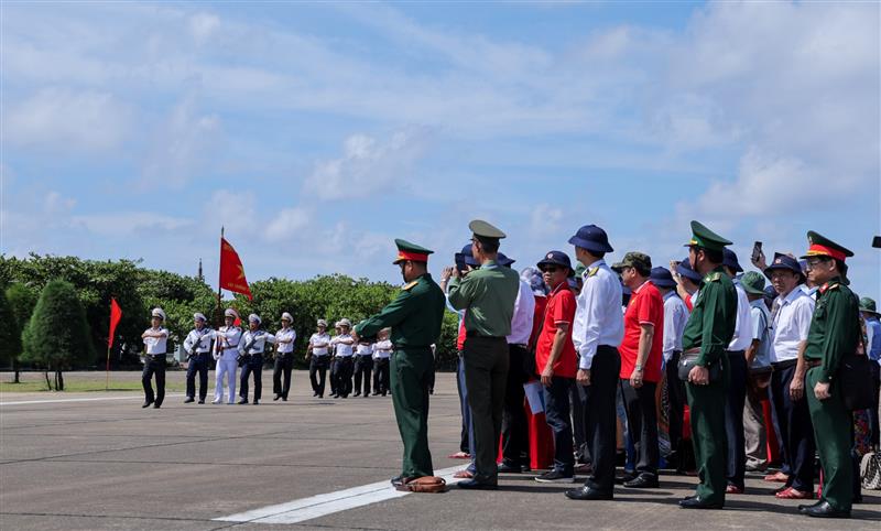Các đại biểu dự lễ duyệt binh trên đảo Trường Sa