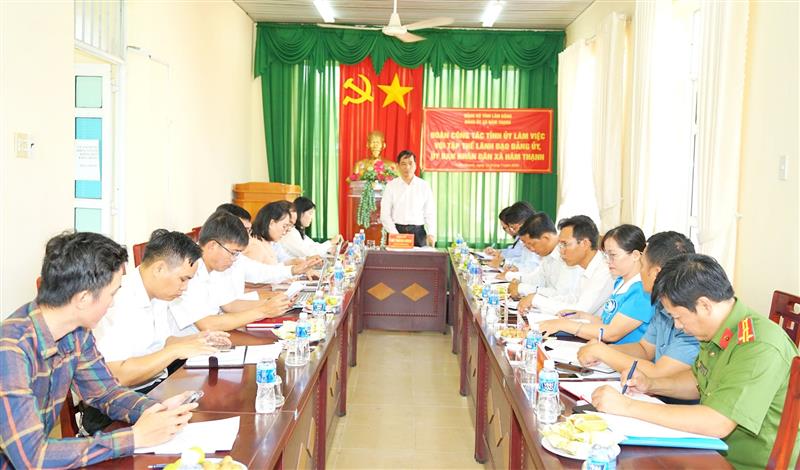 Quang cảnh buổi làm việc