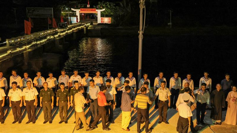 Quân và dân đảo Trường Sa chào tạm biệt lãnh đạo đoàn công tác