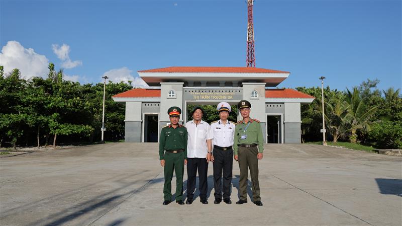 Cán bộ, lãnh đạo đoàn công tác chụp hình lưu niệm trước cổng chào Thị trấn Trường Sa