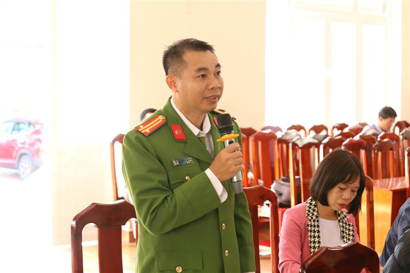 Đại diện Công an phường B’Lao báo cáo tình hình an ninh trật tự trên địa bàn thời gian vừa qua