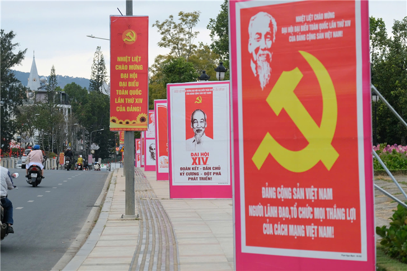 Hệ thống pano, áp phích cổ động được bố trí liên hoàn dọc các tuyến đường 