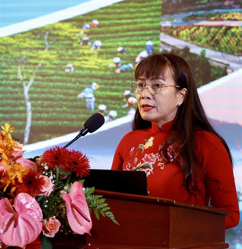 TS. Phạm Thị Hồng Hải - Phó Trưởng ban Thường trực Ban Tuyên giáo và Dân vận Tỉnh uỷ, trình bày tham luận, về “Vai trò của cấp uỷ Đảng trong lãnh đạo, chỉ đạo xây dựng và phát triển văn học, nghệ thuật tỉnh Lâm Đồng”