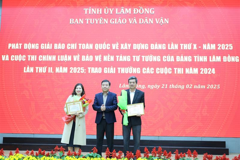Đồng chí Bùi Thắng - Phó Bí thư Tỉnh ủy trao Giấy khen cho các tập thể có thành tích xuất sắc trong triển khai Cuộc thi trực tuyến tìm hiểu biển, đảo Việt Nam; chuẩn mực đạo đức cách mạng của cán bộ, đảng viên trong giai đoạn mới