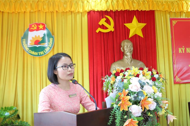 Ths. Trương Thị Thu Thảo – Trường Chính trị tỉnh Lâm Đồng tham luận về “Những kì tích trên mặt trận hậu cần trong chiến dịch Điện Biên Phủ”.