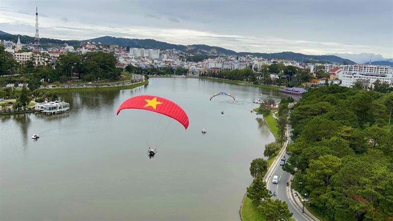 Ngắm Đà Lạt từ trên cao là hoạt động mới lạ, hứa hẹn sẽ đem đến cho du khách những trải nghiệm du lịch mới khi đến với Đà Lạt dịp này.