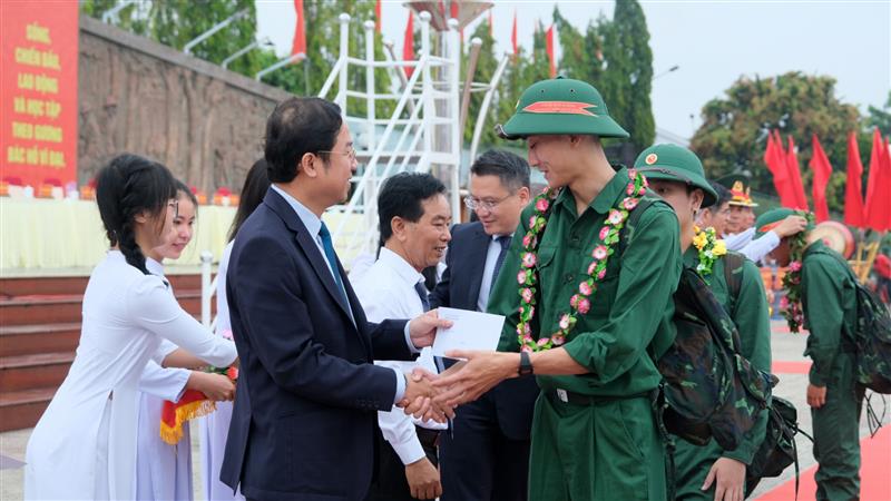 Các đồng chí lãnh đạo tỉnh, địa phương tặng quà cho các tân binh trước lúc lên đường nhập ngũ