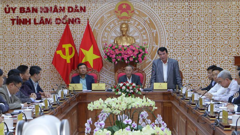 Phó Chủ tịch UBND tỉnh Phạm S cung cấp thêm thông tin về các vụ việc nổi cộm xảy ra trên địa bàn tỉnh thời gian qua được các nhà báo quan tâm và phản ánh.