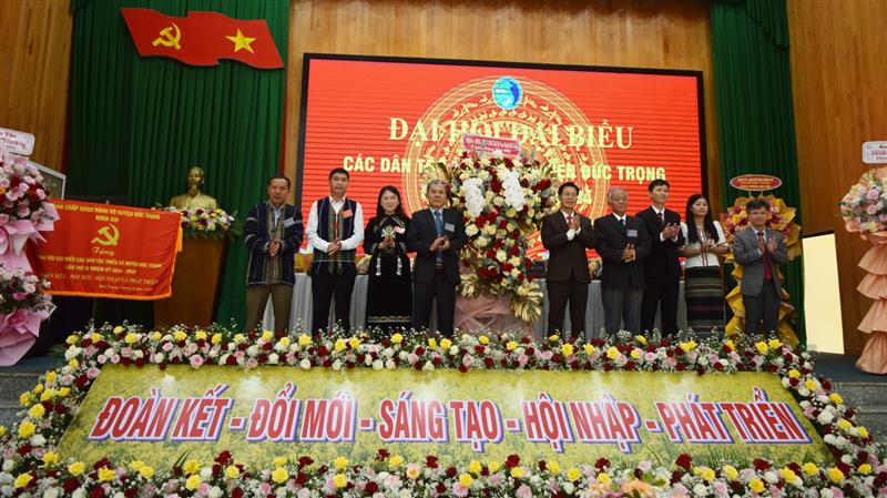 Lãnh đạo huyện Đức Trọng tặng hoa và bức trướng chúc mừng Đại hội.