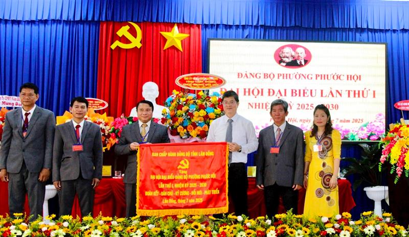 Phó Chủ tịch UBND tỉnh Lâm Đồng Nguyễn Hồng Hải tặng Đảng bộ phường Phước Hội Bức trướng